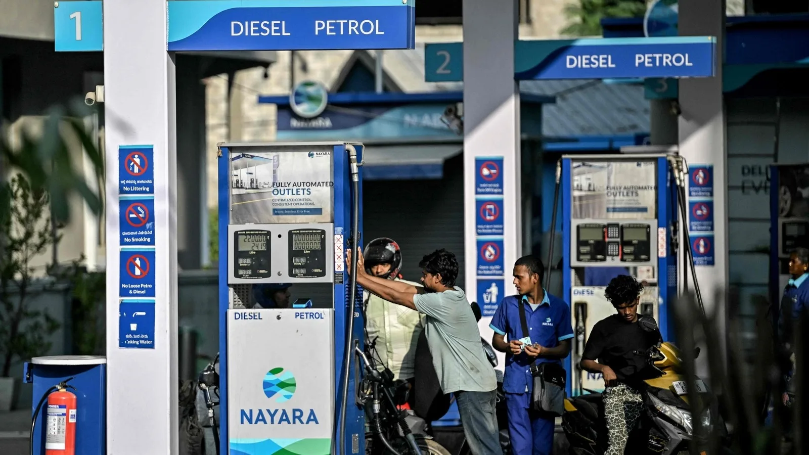 Attendant refuelling a car with digital payment